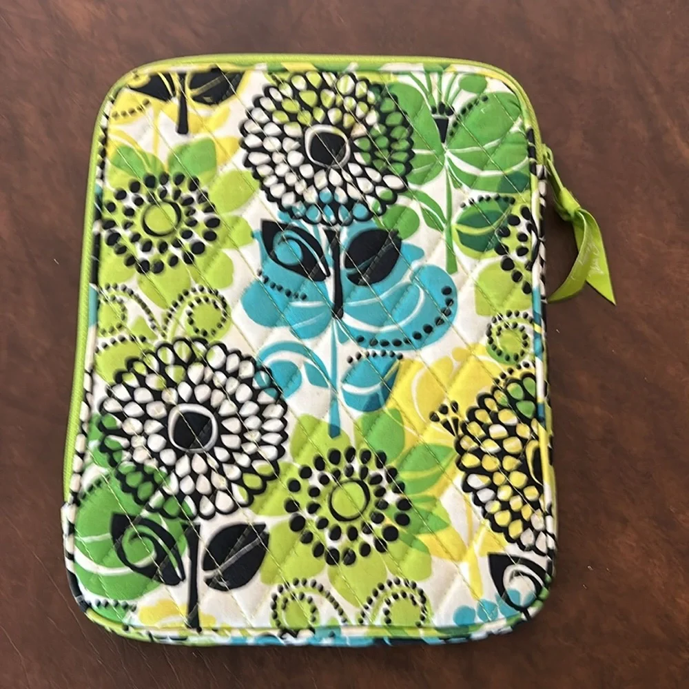 Vera Bradley iPad tablet case and zip around wallet. - Picture 2 of 10